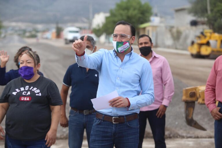 Riquelme y Manolo continúan pavimentando colonias de Saltillo