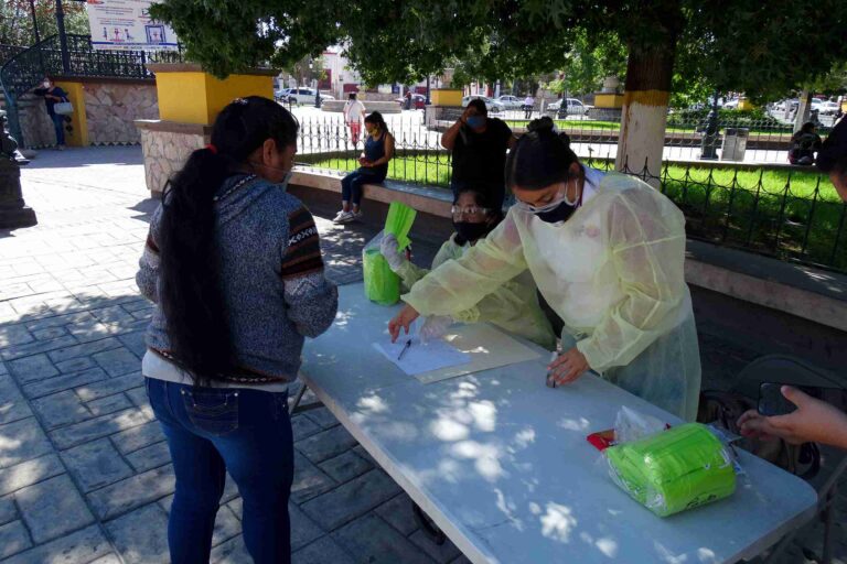 Se colocan módulos para entrega de cubre bocas en plazas públicas