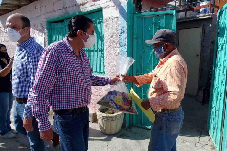 Chema y Jericó entregan apoyo alimenticio en La Soledad