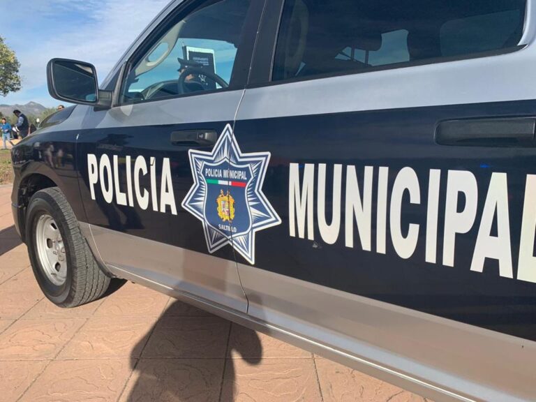 Encuentran a quincuagenario muerto en automóvil