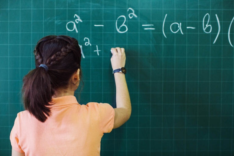 Estudia la maestría en Matemática Educativa en la UA de C