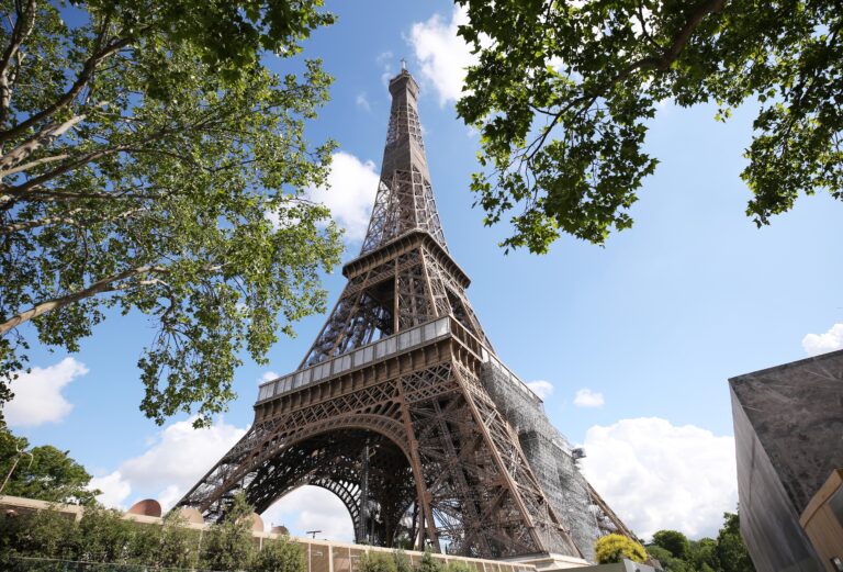 La Torre Eiffel reabre tras permanecer cerrada tres meses por la pandemia del coronavirus