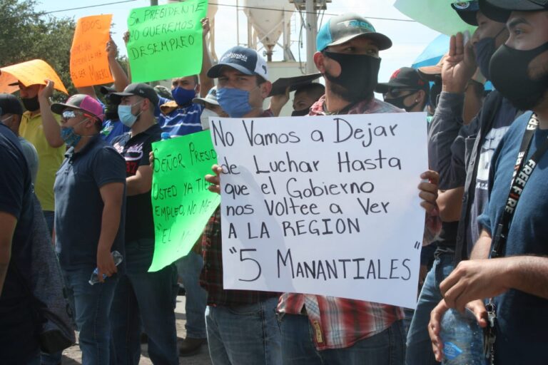 Señor presidente usted ya tiene empleo, no me quite el mío: bloquean mineros de Coahuila carretera 57 por suspensión de contratos de CFE