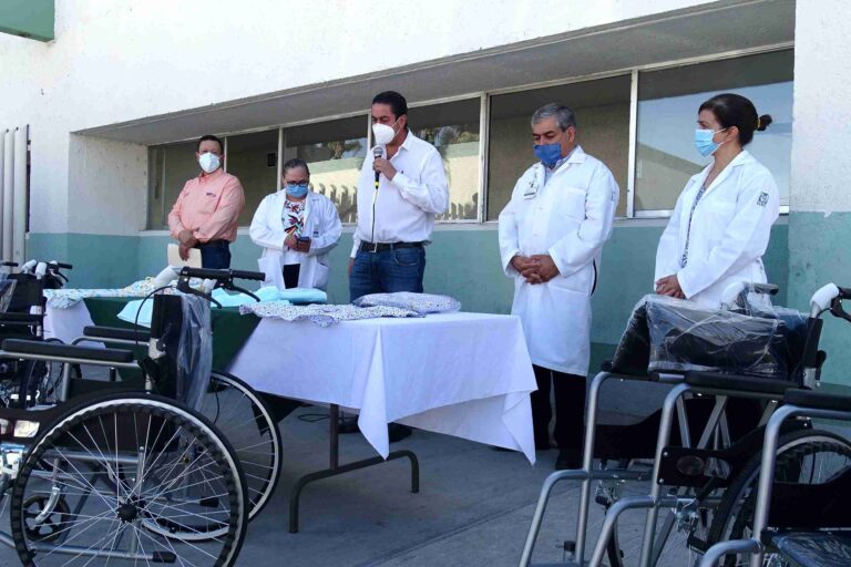 Entrega Chema Morales a hospital Ixtlero batas y sillas de ruedas para pacientes 