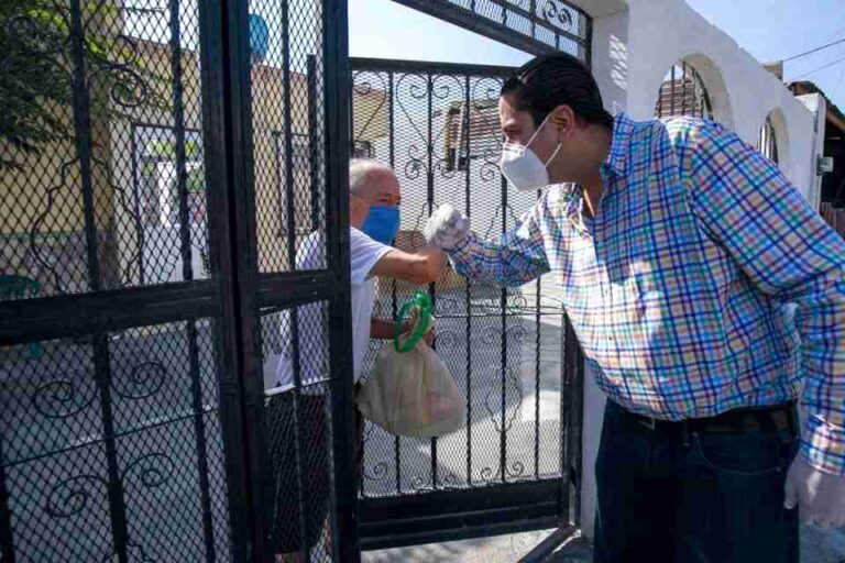 Entrega Chema Morales mil kits de limpieza en El Escorial