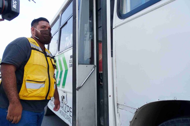 Inspectores de la salud en Ramos verifican uso de cubre bocas a conductores del transporte