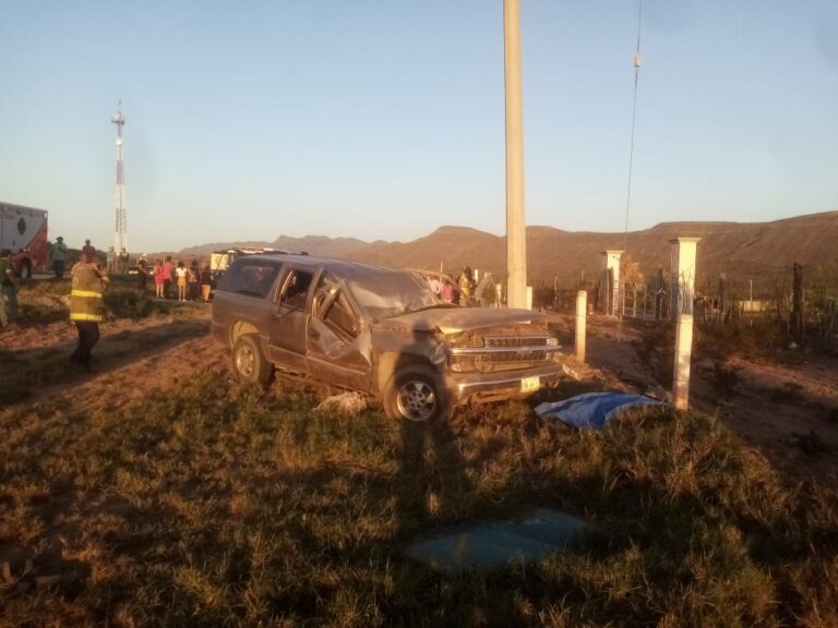 Muere mujer al sufrir volcadura en la carretera a Torreón