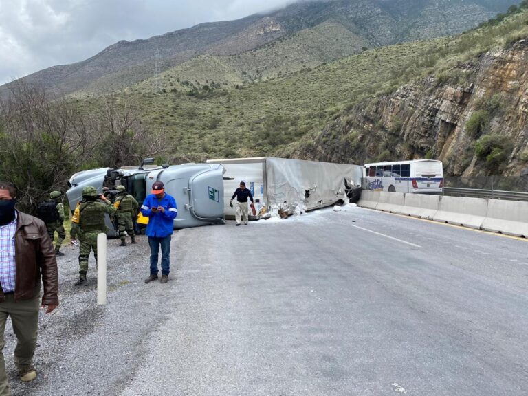 Caos en carreteras; Guardia Nacional, ausente