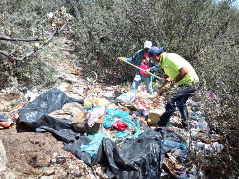 Convierten paseantes el Camino del Cuatro en basurero clandestino