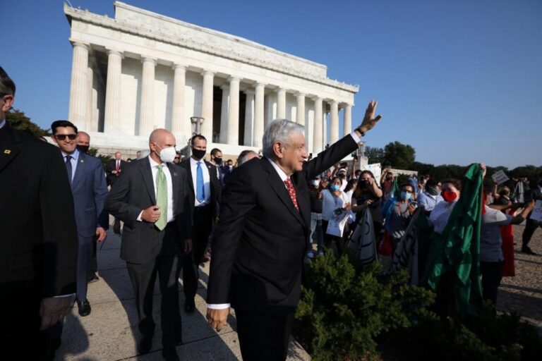 Entre ‘¡Es un honor estar con Obrador!’ y ‘¡Fuera!’, reciben a AMLO en su viaje a EU