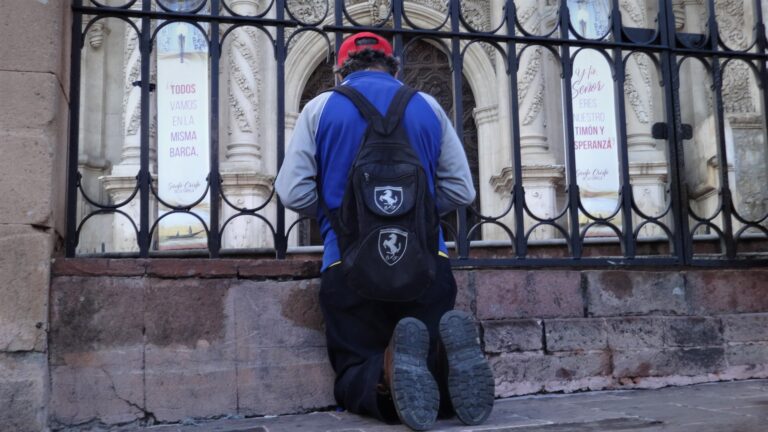 Entre la fe y la enfermedad: piden saltillenses al Santo Cristo por el fin de la pandemia