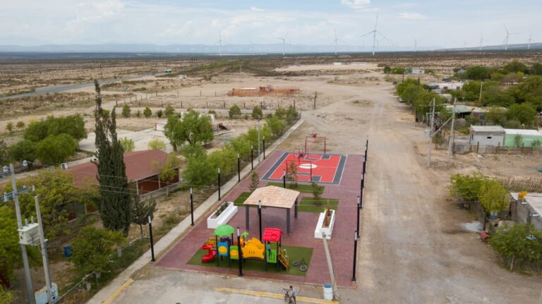 Entrega Chema Morales dos complejos recreativos y deportivos en Hipolito y la Sauceda