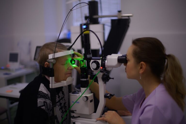 Investigan universitarios proteínas involucradas en la formación de cataratas oculares