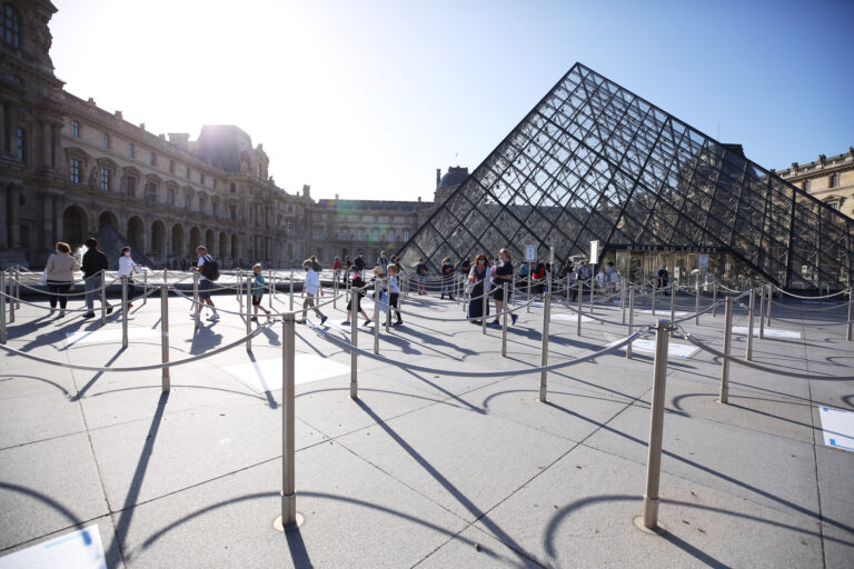 Reabre el Museo del Louvre de Francia