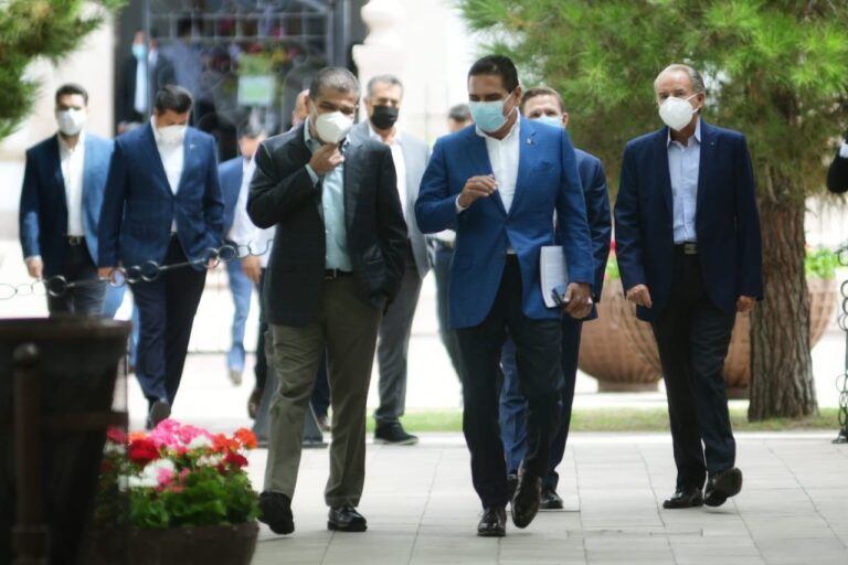 Reconocen gobernadores disminución de personal médico por pandemia, buscarán relevos en Facultades de Medicina