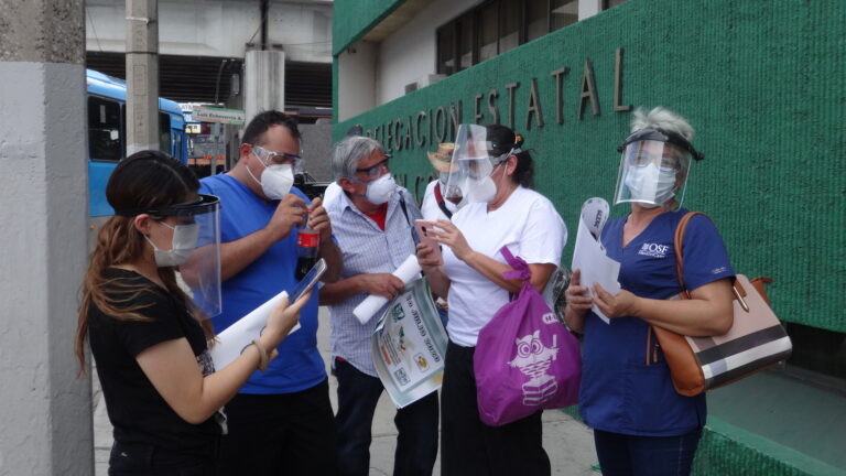 Se manifiestan en Delegación del IMSS de Saltillo. ‘Hemos perdido muchos compañeros por falta de equipo’, señalan