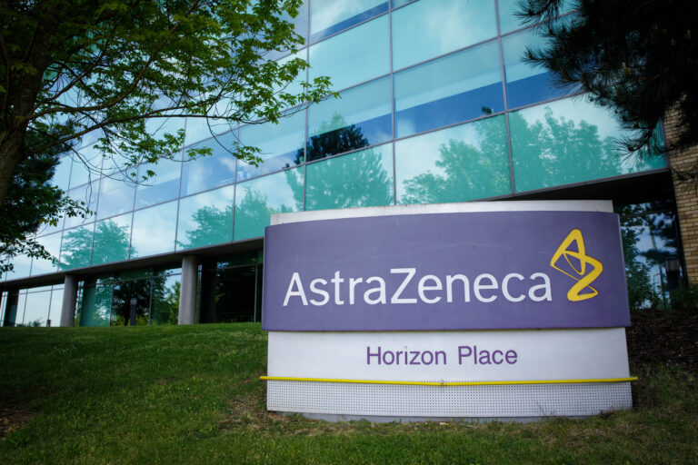 Vacuna contra covid de AstraZeneca estaría lista antes de fin de año