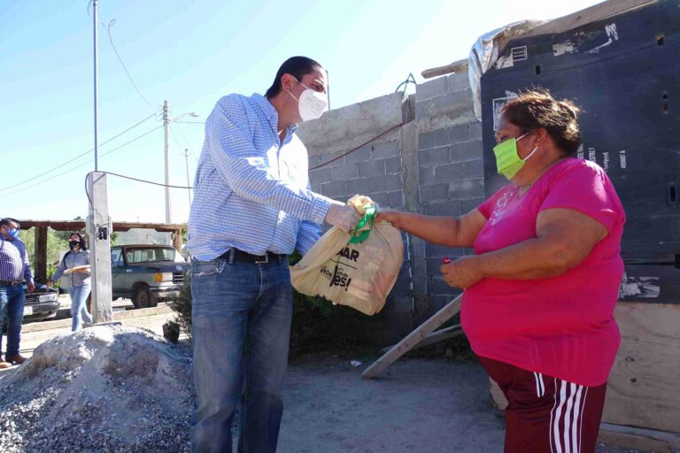 Chema Morales entrega 100 kits sanitizantes en ejido Mesón del Norte