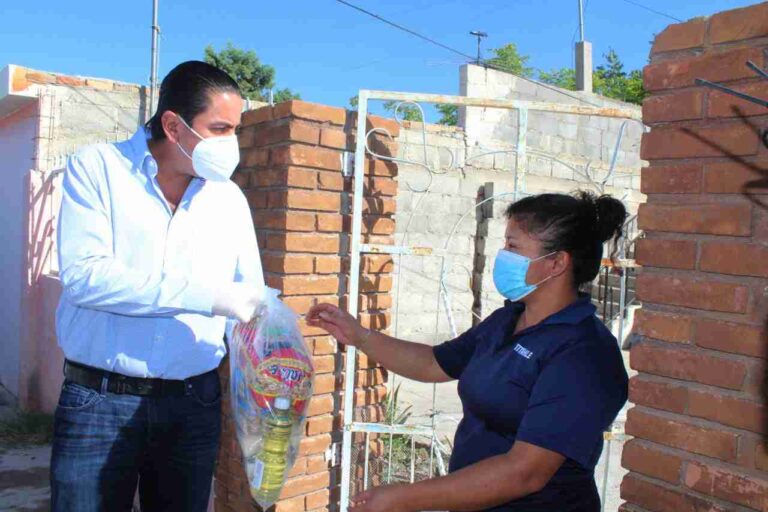 Chema Morales lleva 700 paquetes alimenticios a la colonia Santos Saucedo