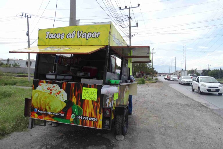 Comerciantes ambulantes serán reinstalados al representar un riesgo en carretera Los Pinos