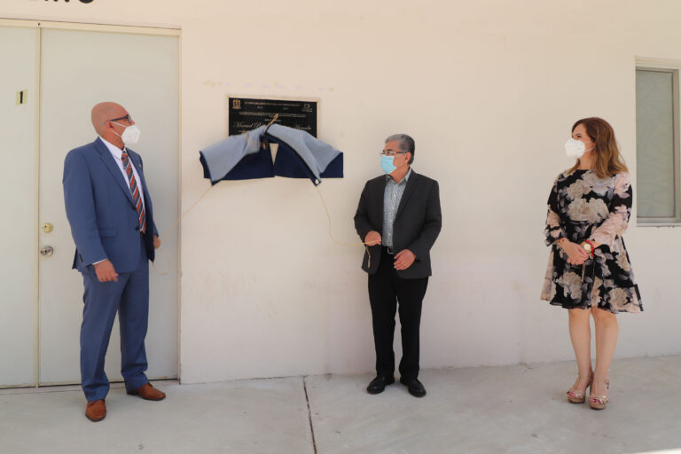 Develan placa por décimo aniversario en la Escuela de Sistemas UAdeC 