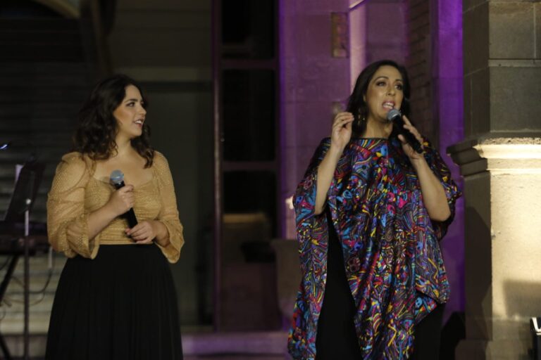 Cientos de Saltillenses disfrutan concierto online de Regina Orozco y Sol Bañuelos