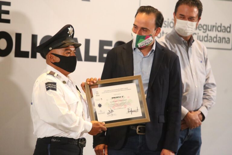 Entrega Manolo ascensos a 82 Policías de Saltillo