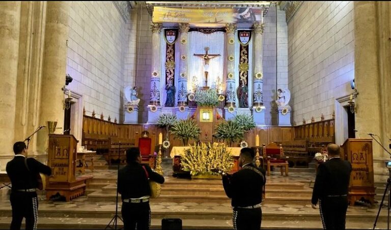 Cantan mañanitas al Santo Cristo