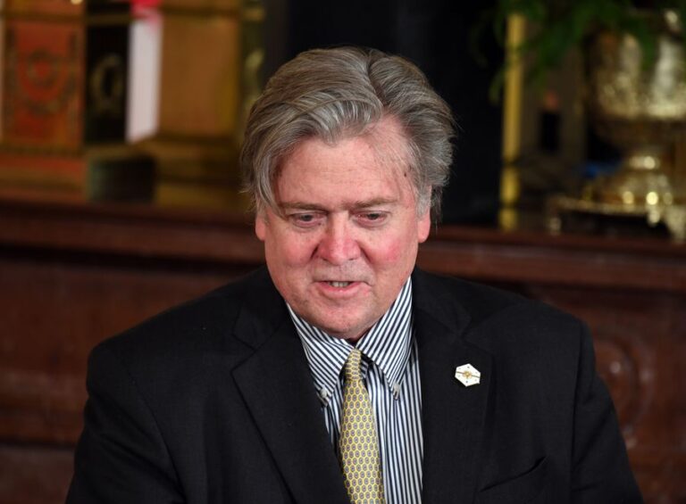 Detienen a Steve Bannon por fraude en donaciones para muro de Trump