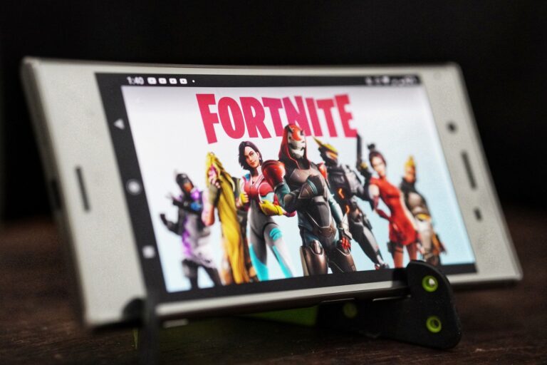 La creadora de Fortnite demanda a Apple y Google por remover el juego de la tienda de apps