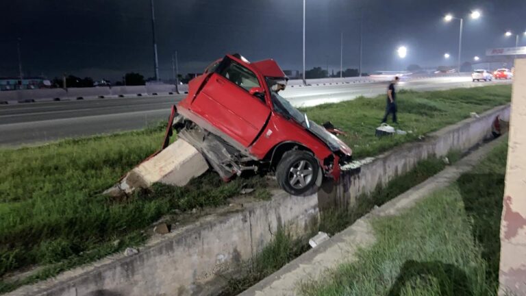 Muere en choque presunto policía en Saltillo