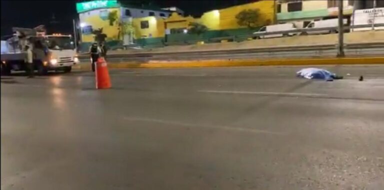 Se aventura a cruzar el LEA sin usar el puente peatonal y muere atropellado por motociclista