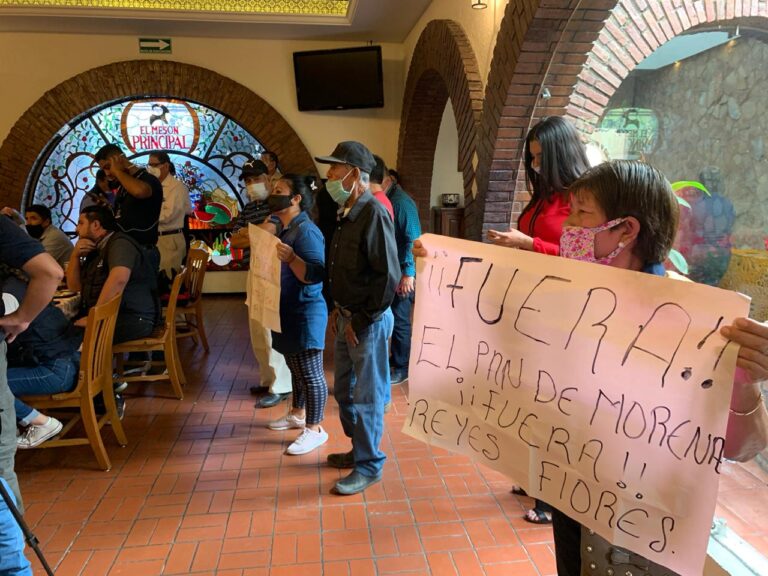 Se manifiestan contra la 4T frente a diputados y senadores de Morena en Coahuila