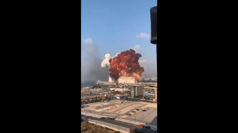 Una fuerte explosión sacude el puerto de Beirut