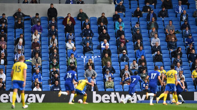 Vuelven los aficionados al estadio en Inglaterra