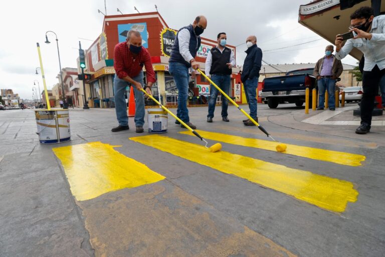 Inicia Municipio señalización de pasos peatonales en el primer cuadro de la ciudad