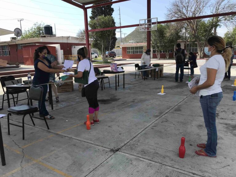 Inicia primaria Vicente Guerrero entrega de paquetes escolares a padres de familia