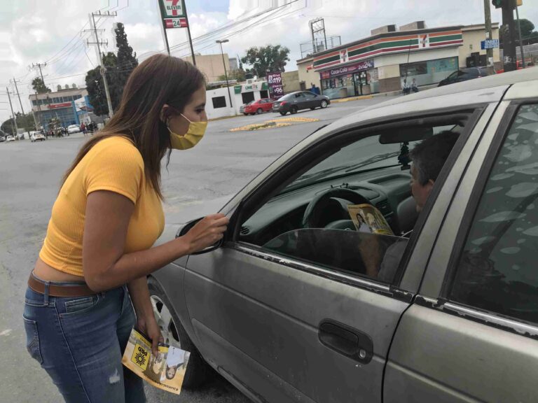 Monserrat Estévez Ávila realiza campaña por calles de Ramos Arizpe