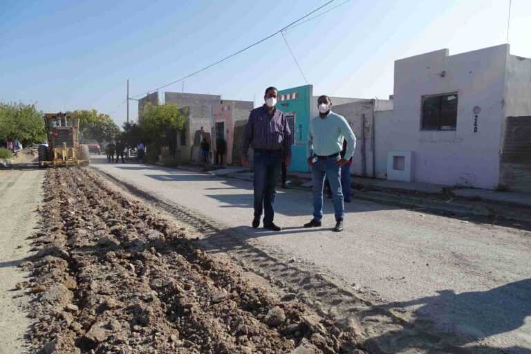 Supervisa Chema Morales pavimentación en colonia Valle Poniente