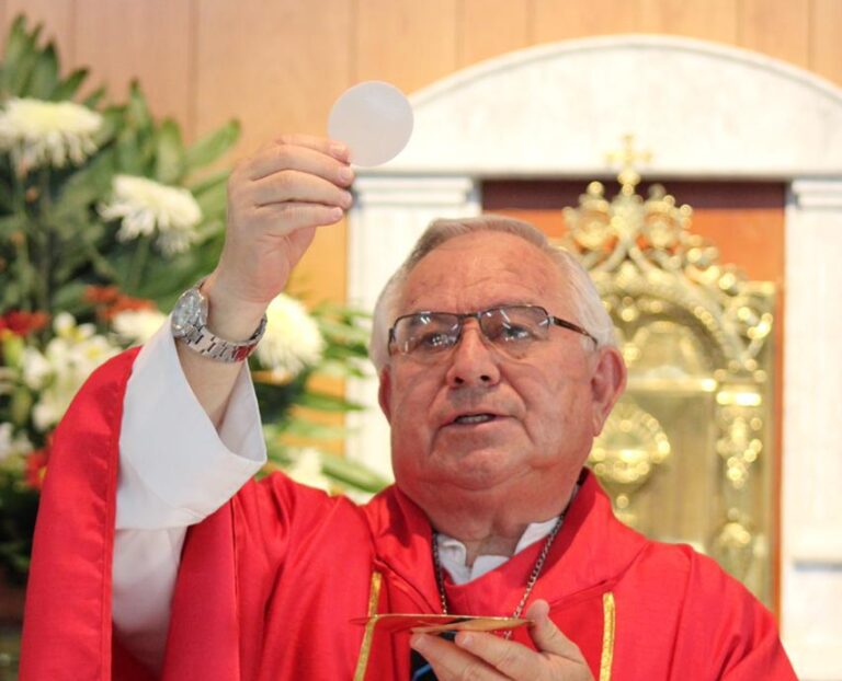 ¡Buenas noticias! El padre Pachicano deja el hospital y ahora se recupera en casa