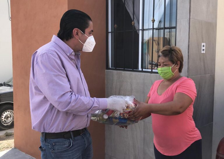 Chema Morales lleva programa alimentario a la colonia Valle de los Pinos