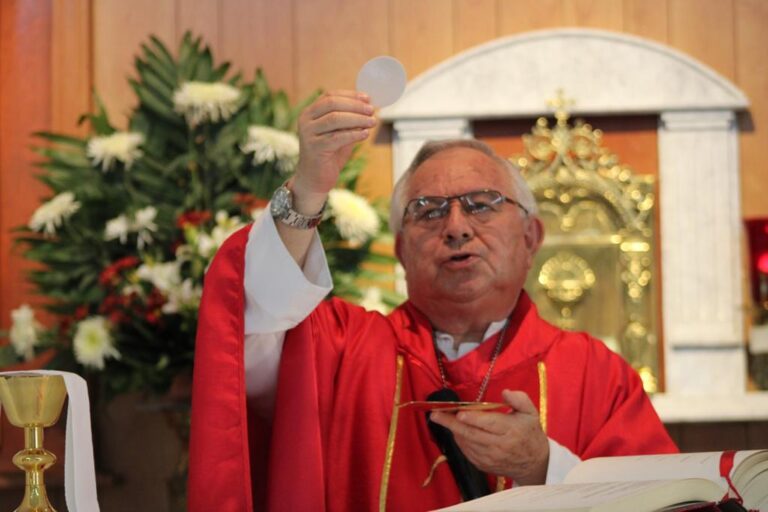 El padre Manuel Pachicano cumple 44 años de sacerdocio