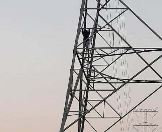 Hombre permanece 10 horas en lo alto de torre de alta tensión en ejido de Ramos Arizpe