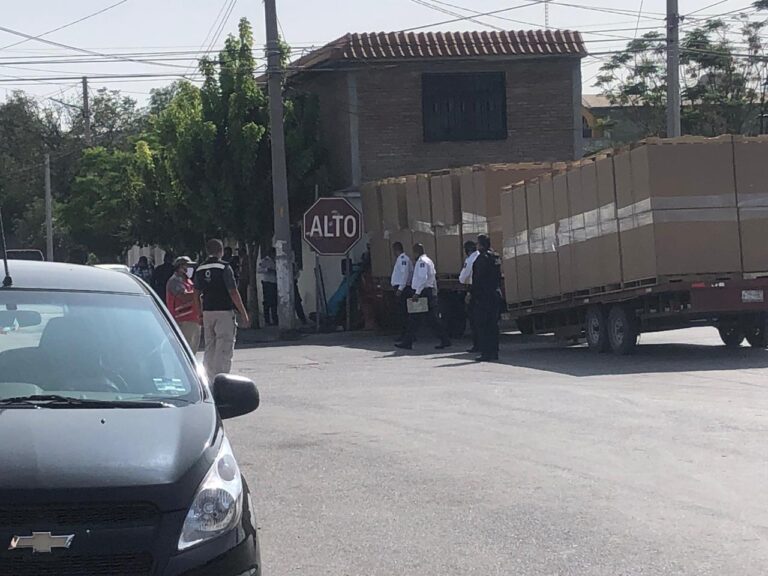 Muere hombre al ser prensado por camión; hay dos lesionados