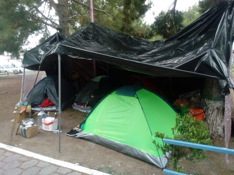 Padres de niños internados instalan campamento afuera del Hospital del Niño