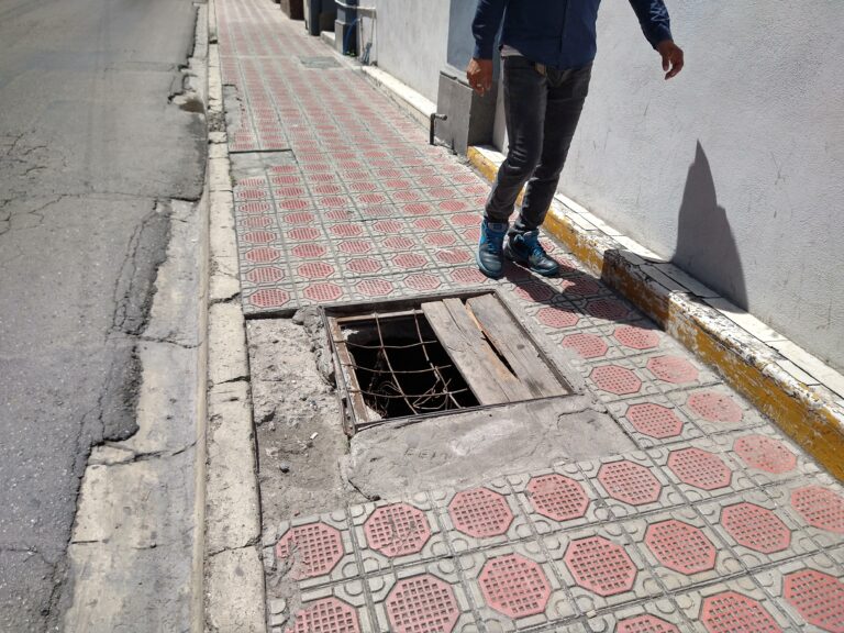 Piden transeúntes reparación de “trampa mortal” en pleno centro de Saltillo