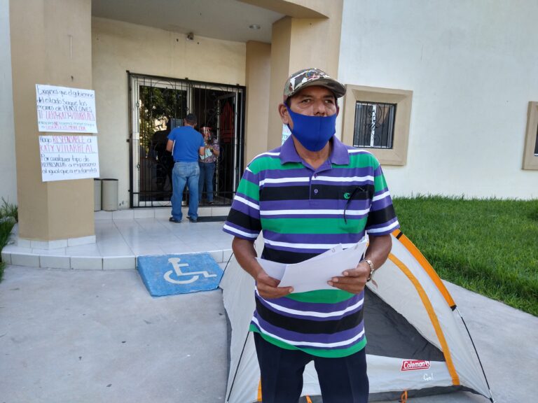 Profesor inicia huelga de hambre afuera de la DIPETRE, dice lo obligan injustamente a pagar adeudo de otra docente