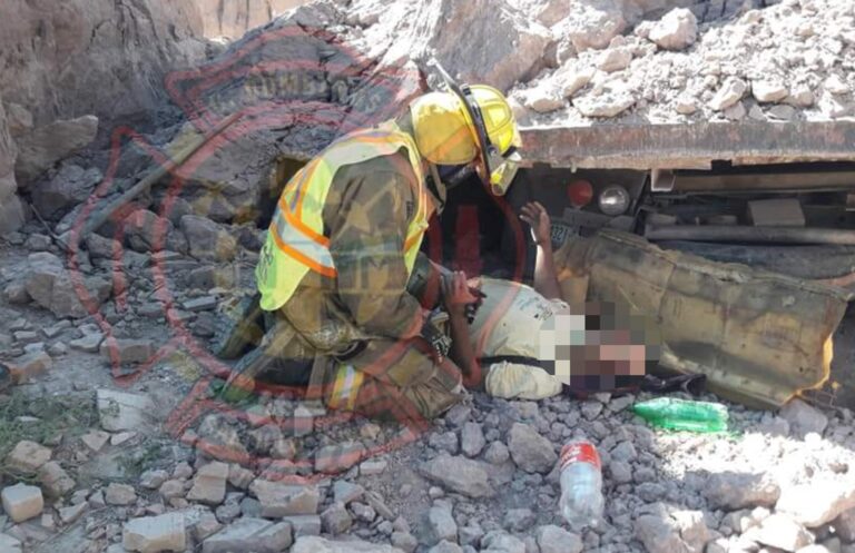 Rescatan Bomberos a quincuagenario atrapado tras derrumbe en barranco