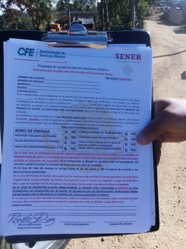 ¡Ten cuidado, no caigas!  Alertan por falsos verificadores de CFE visitando domicilios