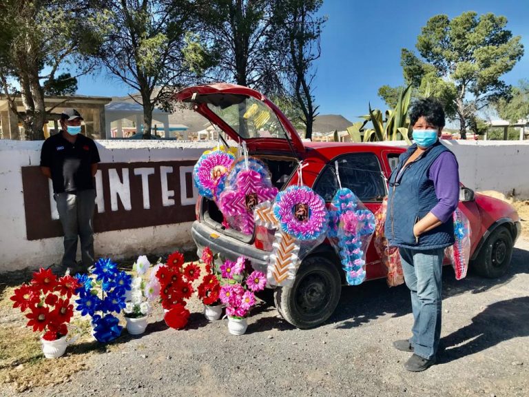 Comerciantes se instalan en panteones de Ramos Arizpe esperando buenas ventas